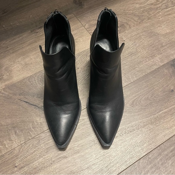 Vince camuto gigietta ankle bootie side cut out butter soft leather black 7 - Picture 2 of 9